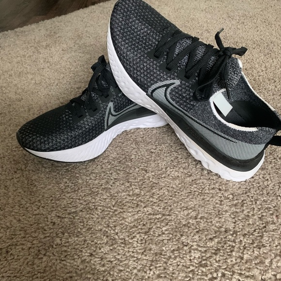 Women’s Nike tennis shoes size 9 - Picture 2 of 5